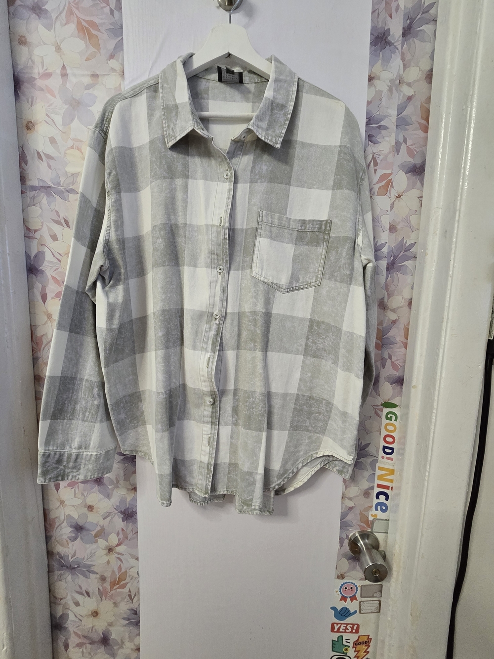 Men's Gray & White Plaid Casual Button-Down Shirt
